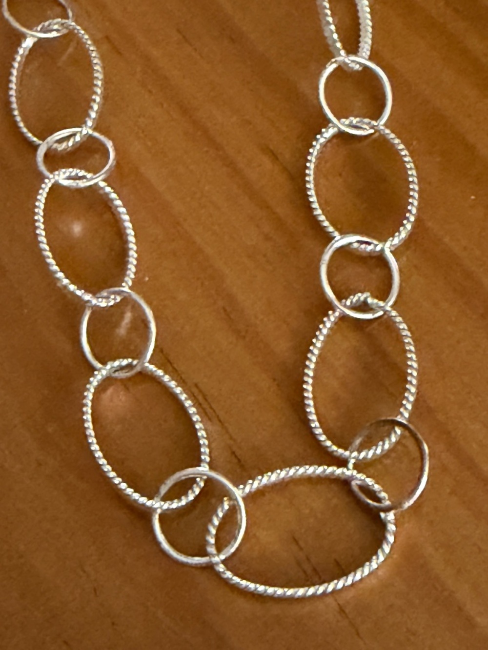 LIKE NEW! Women's Silver Plated Loop Link Necklace